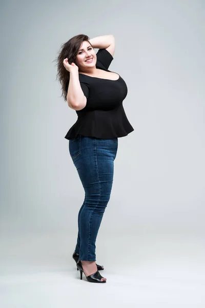 Счастливая Модель Size Черной Блузке Синих Джинсах Толстая Женщина Студийном — стоковое фото