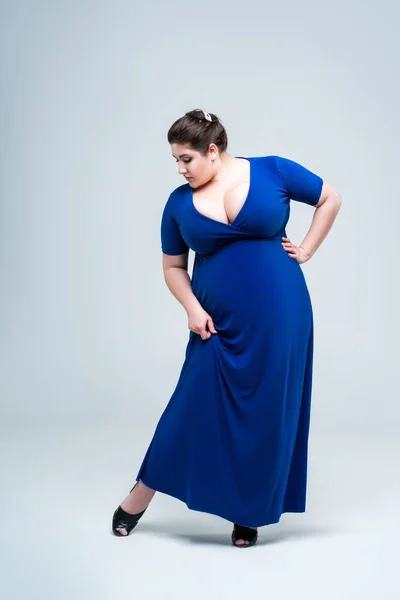 Modelo Moda Talla Grande Vestido Azul Con Escote Profundo Mujer — Foto de Stock