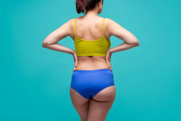 Mujer Ropa Interior Colorida Con Nalgas Tonificadas Sobre Fondo Azul — Foto de Stock