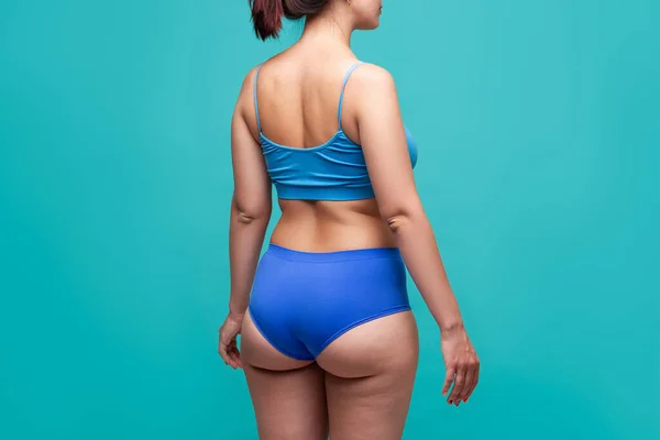 Mulher Roupa Interior Azul Fundo Turquesa Conceito Cuidados Com Corpo — Fotografia de Stock