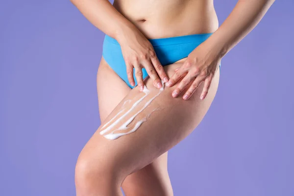 Woman Applying Cellulite Foam Thighs Purple Background Body Care Concept — Stock Photo, Image