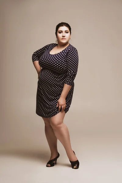 Size Fashion Model Polka Dot Dress Mulher Gorda Fundo Estúdio — Fotografia de Stock