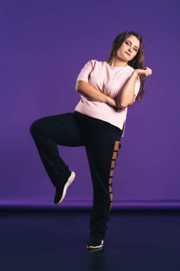 Artı spor kıyafetleri, stüdyo, mor arka plan, beden pozitif konsept.