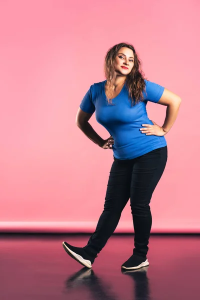 Счастливый Плюс Размер Модели Повседневной Одежде Розовом Фоне Тело Положительное — стоковое фото