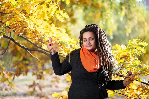 Sonbaharda Dışarıda Rastalı Saçları Olan Genç Mutlu Bir Kadın Gençlik — Stok fotoğraf