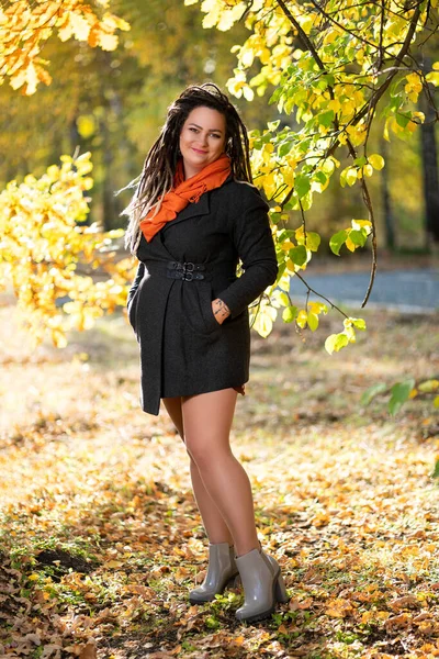 Junge Glückliche Frau Mit Dreadlocks Herbst Draußen Jugendkulturkonzept — Stockfoto