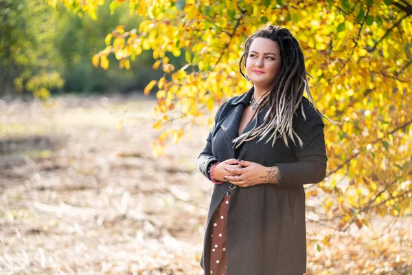 Droevige Vrouw Met Dreadlocks Buiten Herfst Jeugd Cultuur Concept — Stockfoto