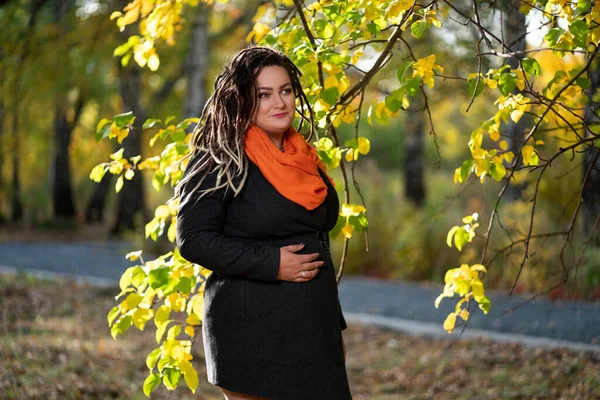 Kvinna Med Dreadlocks Utomhus Hösten Ungdomskultur Koncept — Stockfoto