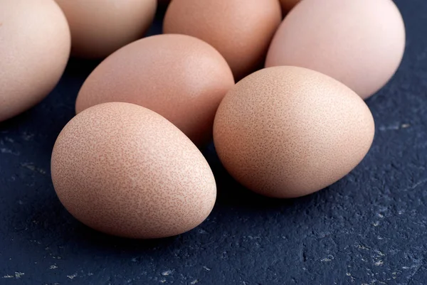 Eieren Van Het Parelhoen Blauwe Achtergrond Closeup — Stockfoto