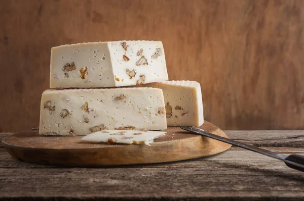 在木板上放核桃的自制奶酪 质朴的静物生活 — 图库照片#