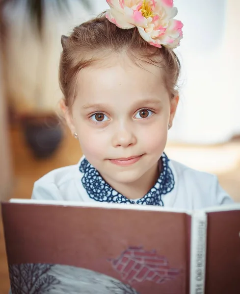 Schoolgirl met een boek — Stockfoto