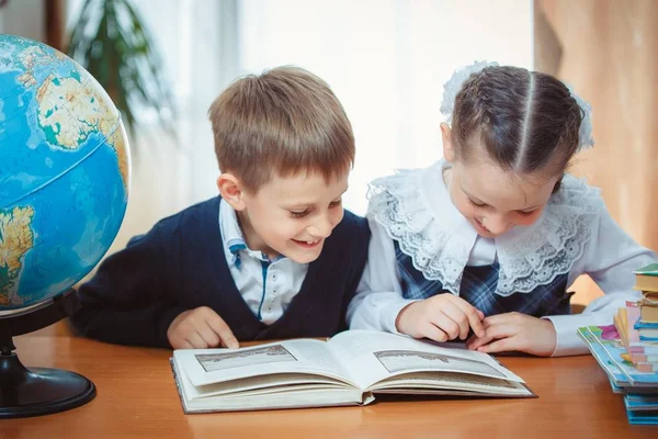 Studentessa e studentessa con un globo — Foto Stock