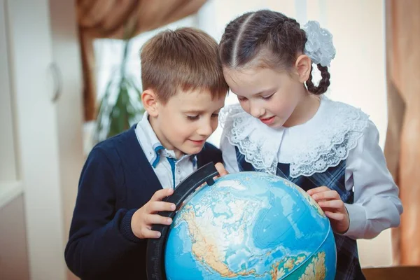 Deux étudiants avec un globe — Photo