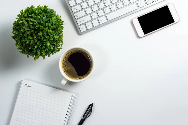 Weißer Bürotisch Mit Schwarzem Smartphone Rohling Kaffeetasse Leerem Notizbuch Stift — Stockfoto