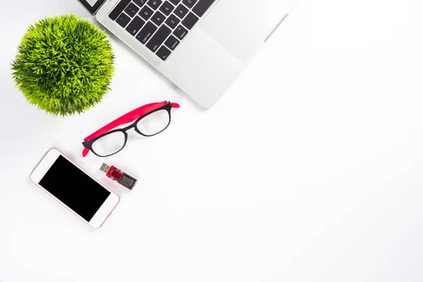 Espacio Trabajo Mesa Con Computadora Portátil Gafas Teléfono Inteligente Unidad — Foto de Stock