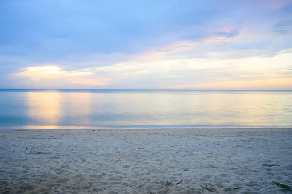 Paisagem de praia arenosa com onda suave e céu nascente com nuvem — Fotografia de Stock