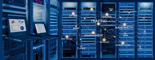 Concepto de monitoreo de red, icono de servicios de monitoreo de conexión en la sala del centro de datos —  Fotos de Stock