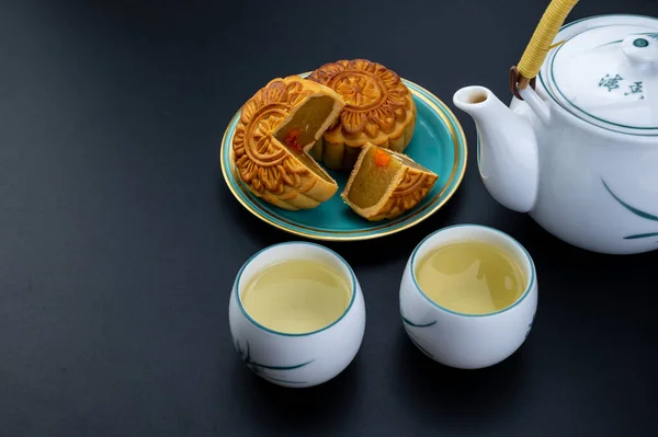 Mid-Autumn Festival moon cake dish with hot tea pot and cups — Stock Photo, Image