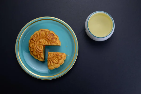 Festival de mediados de otoño plato de pasteles de luna con taza de té caliente Imagen De Stock