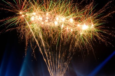 Kara gece gökyüzünde renkli havai fişekler patlıyor