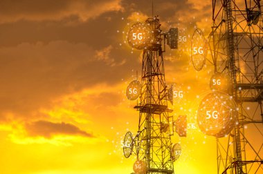 Telekomünikasyon kuleleri antenli, 5G kablosuz teknoloji yayın kavramı.