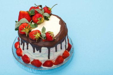 Taze çilek cam levha ve mavi renk arka plan kopya alanı ile dekore edilmiş ev yapımı çikolatalı kek