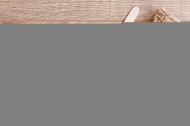 Cam bardak yeşil çay ahşap arka plan üzerinde beyaz papatya çiçeği ile. Üstten görünüm