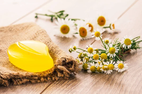 Sabão Amarelo Pano Saco Com Buquê Camomilas Frescas Tábuas Madeira — Fotografia de Stock