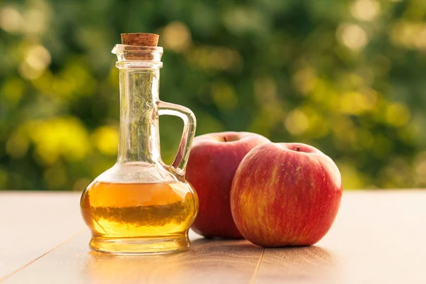 Apfelessig Glasflasche Mit Korken Und Frischen Roten Äpfeln Auf Holzbrettern — Stockfoto