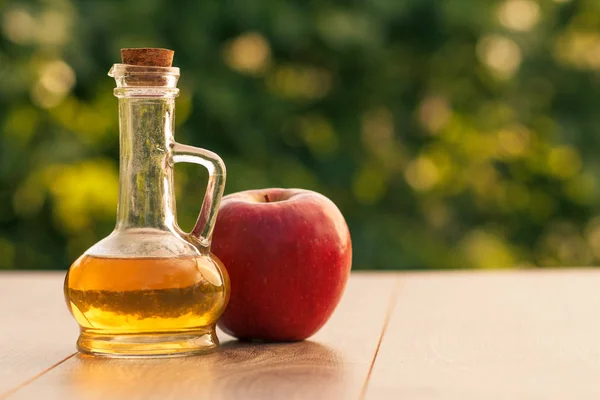 Apfelessig Glasflasche Mit Korken Und Frischem Roten Apfel Auf Holzbrettern — Stockfoto