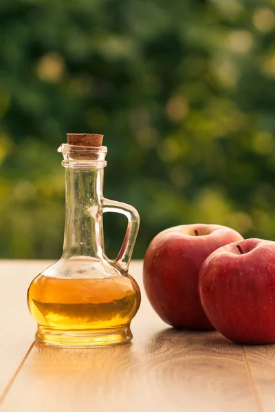 Cuka Apel Dalam Botol Kaca Dengan Gabus Dan Apel Merah — Stok Foto