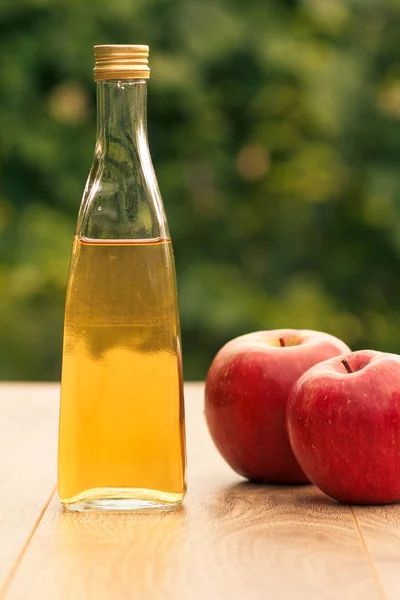 Apfelessig Glasflasche Mit Metallverschluss Und Frischen Roten Äpfeln Auf Holzbrettern — Stockfoto