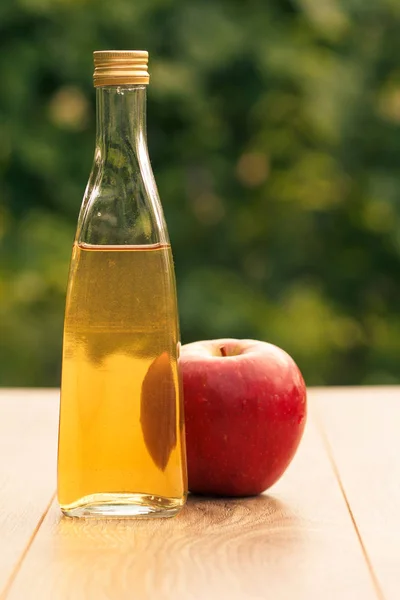 Cuka Apel Dalam Botol Kaca Dengan Topi Logam Dan Apel — Stok Foto