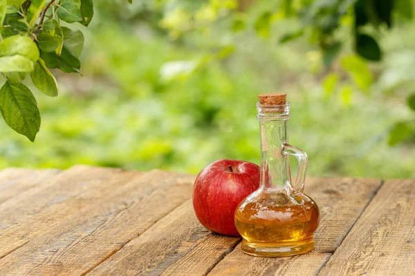 Яблучний Оцет Скляній Пляшці Пробкою Свіжим Червоним Яблуком Старих Дерев — стокове фото