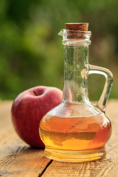 Cuka Apel Dalam Botol Kaca Dengan Gabus Dan Apel Merah — Stok Foto