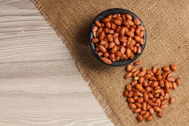 Siyah kase ve yanındaki fıstık Sim Tarih. Kopya alanı ile Üstten Görünüm