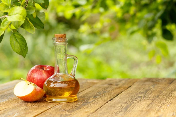 Яблучний Оцет Скляній Пляшці Пробкою Свіжими Червоними Яблуками Старих Дерев — стокове фото