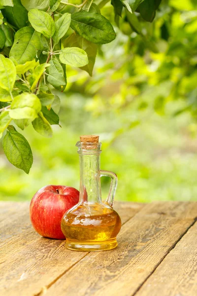 Cuka Apel Dalam Botol Kaca Dengan Gabus Dan Apel Merah — Stok Foto