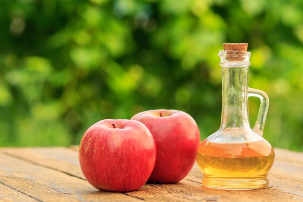 Apfelessig Glasflasche Mit Korken Und Frischen Roten Äpfeln Auf Alten — Stockfoto