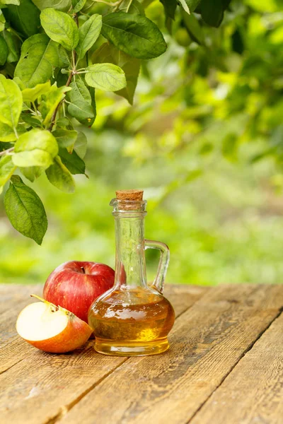 Apfelessig Glasflasche Mit Korken Und Frischen Roten Äpfeln Auf Alten — Stockfoto