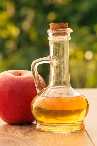 Apfelessig Glasflasche Mit Korken Und Frischem Roten Apfel Auf Holzbrettern — Stockfoto