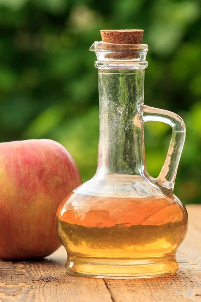 Apfelessig Glasflasche Mit Korken Und Frischem Roten Apfel Auf Holzbrettern — Stockfoto