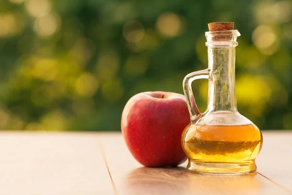 Cuka Sari Apel Dalam Botol Kaca Dengan Gabus Dan Apel — Stok Foto