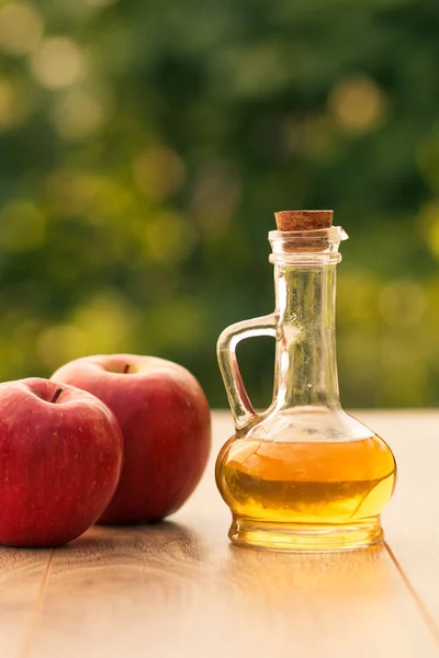 Cuka Sari Apel Dalam Botol Kaca Dengan Gabus Dan Apel — Stok Foto