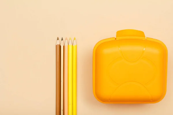 Des Fournitures Scolaires Crayons Couleur Boîte Lunch Sur Fond Beige — Photo