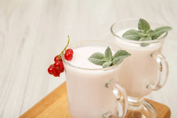 Delicioso Yogur Fresa Con Hojas Menta Vasos Sobre Tabla Cortar —  Fotos de Stock