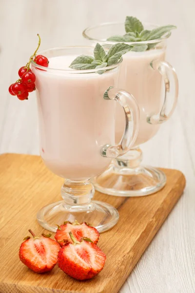 Delicioso Yogur Fresa Con Hojas Menta Vasos Fresas Frescas Una — Foto de Stock