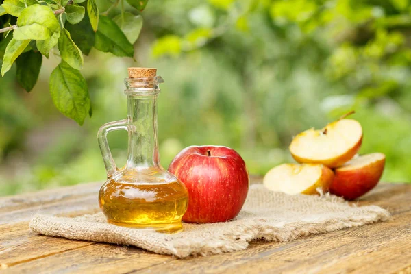 Apfelessig Glasflasche Mit Kork Und Frischem Roten Apfel Auf Sacktuch — Stockfoto