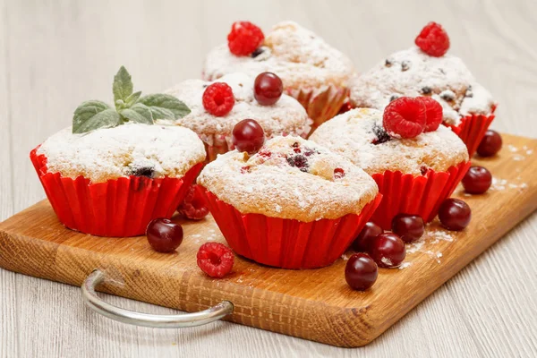 Homemade Muffins Sprinkled Powdered Sugar Fresh Raspberries Wooden Cutting Board — Stock Photo, Image