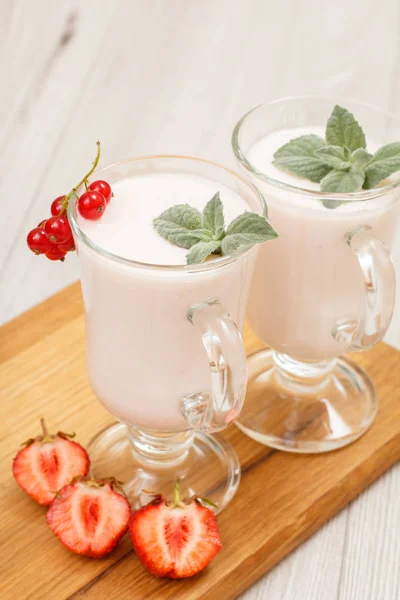 Delicioso Yogur Fresa Con Hojas Menta Vasos Fresas Frescas Cortadas — Foto de Stock